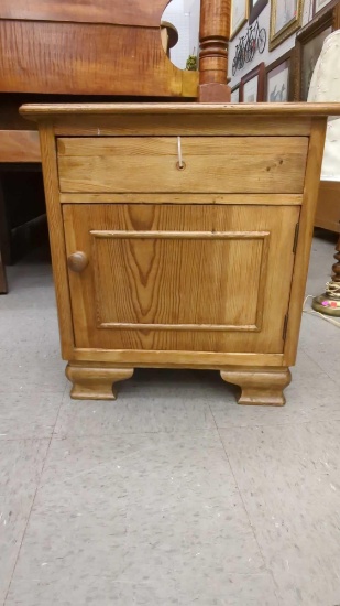 WOODEN SIDE TABLE ONE DRAWER OVER ONE DOOR, MEASURES APPROXIMATELY 20 IN X 14 IN X 22 IN, DRAWER IS