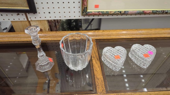 LOT OF 4 LOT OF 4 CRYSTAL GLASS ITEMS TO INCLUDE, 2 HEART SHAPE TRINKET BOXES, 1 CANDLE HOLDER, AND