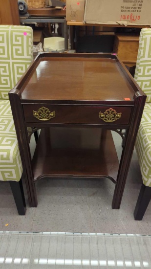 EARLY STYLE HICKORY ERICAN MASTERPIECE COLLECTION END TABLE / SIDE TABLE, WITH A SINGLE DOVETAILED