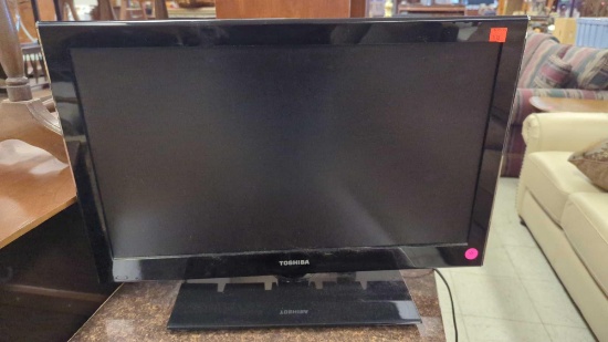 TOSHIBA 24 INCH TELEVISION MODEL NUMBER 24SLV411U WITH STAND, CONES WITH BUILT IN DVD PLAYER, POWER