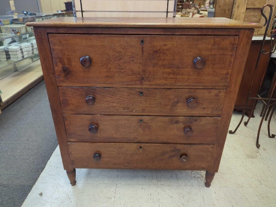 ANTIQUE MAHOGANY 19TH CENTURY FOUR DRAWER SHERATON CHEST. THE DRAWERS FEATURE BRASS KEY HOLES AND