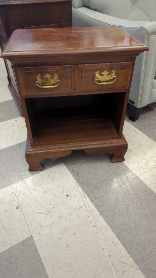 THE STERLINGWORTH CORPORATION EARLY STYLE CHERRY WOOD SIDE TABLE WITH A SINGLE DRAWER, HAS BRASS