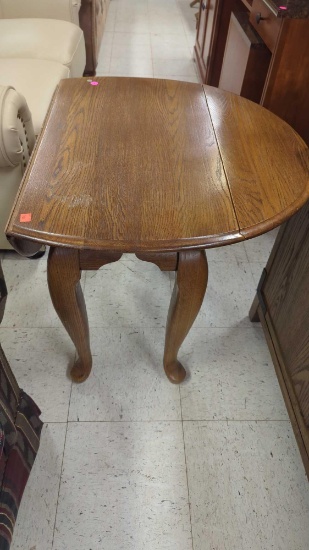 MAHOGANY WOOD DOUBLE DROP SIDE END TABLE, WITH QUEEN ANNE LEGS, MEASURES APPROXIMATELY 15 IN X 27 IN