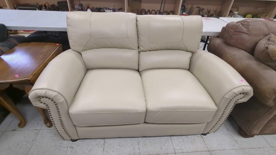 ABBYSON TUSCANY LEATHER LOVESEAT WITH NAILHEAD TRIM MEASURES APPROXIMATELY 61 IN x 36 IN x 37 IN