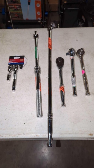 LOT OF ASSORTED RACHETS TO INCLUDE A HUSKY 24202 MODEL, HUSKY 24800 MODEL, GEARHEAD 33631 MODEL,