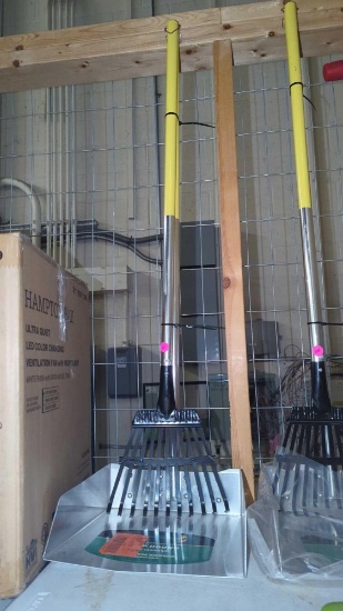 PET POOP SCOOP RAKE AND PAN, IN NEW CONDITION.