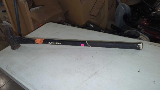 HUSKEY 8 LB SLEDGE AXE, IN WORN CONDITION, THE AXE HEAD NEEDS SHARPENING.