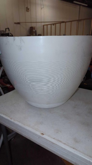 22 INCH DECATUR RESIN PLANTER IN THE COLOR WHITE.