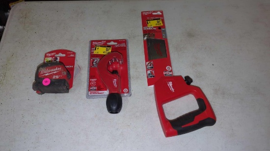LOT OF 4 MILWAUKEE TOOLS YO INCLUDE A 25 FOOT TAPE MEASURE, A 1 IN - 1 1/2 INCH CONSTANT SWING