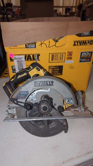 DEWALT 20 V MAX XR CORDLESS BRUSHLESS 7 1/4 IN. CIRCULAR SAW WITH BLADE IN ORIGINAL BOX RETAIL PRICE