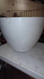 22 INCH DECATUR RESIN PLANTER IN THE COLOR WHITE.