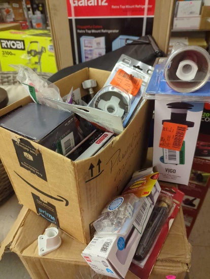 PLUMBING MYSTERY BOX LOT OF ASSORTED ITEMS TO INCLUDE: HUSKY MEDIUM DRAIN BLADDER, VIGORO POPUP
