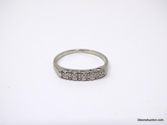 18K WHITE GOLD RING WITH A ROW OF DIAMOND CHIPS. MARKED ON THE INSIDE "18". THE RING SIZE IS APPROX.