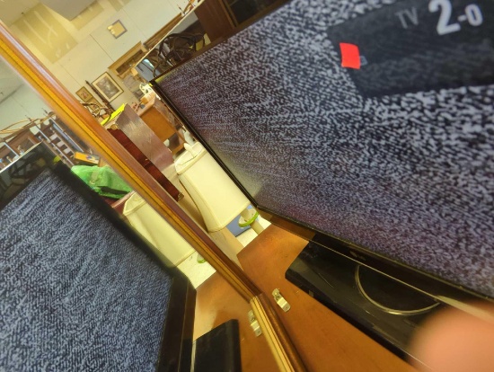 LG 32" Widescreen HDTV (Model Number - 32LC7D) TV Turns On In Used Condition DOES NOT COME WITH