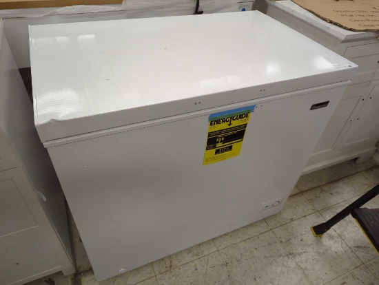 Magic Chef 8.7 cu. ft. Manual Defrost Chest Freezer in White. Appears to have all stock pieces