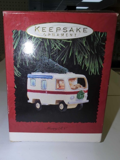 HALLMARK KEEPSAKE ORNAMENT OF MWRRY RV, APPEARS TO BE NEW IN THE ORIGINAL BOX.