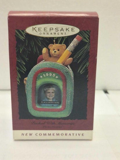 HALLMARK KEEPSAKE ORNAMENT NEW COMMEMORATIVE PACKED WITH MEMORIES PHOTO HOLDER 1995, APPEARS TO BE