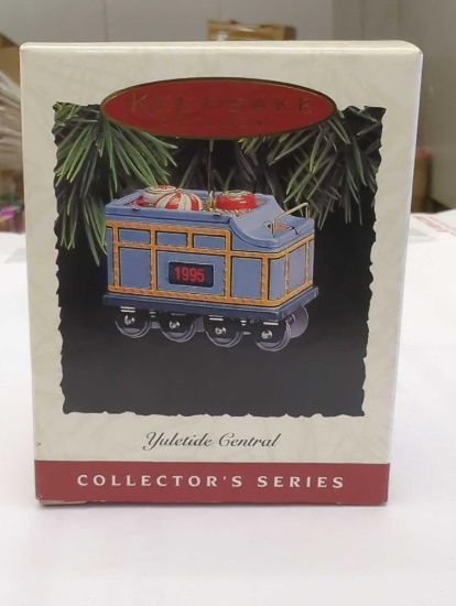 HALLMARK KEEPSAKE ORNAMENT COLLECTORS SERIES OF YULETIDE CENTRAL 1995, APPEARS TO BE NEW IN THE