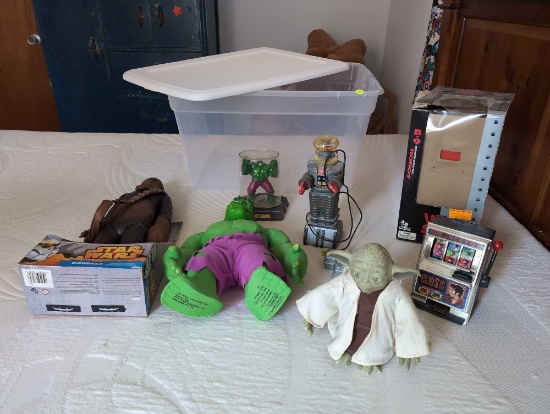 (BR2) TUB LOT TO INCLUDE A TOY YODA BATTERY OPERATED FIGURINE 8", A SM. ELVIS SLOT MACHINE TOY