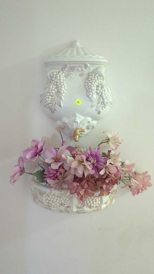 (UPHALL) WHITE AND GOLD CERAMIC WALL FOUNTAIN WITH PINK FLORAL ARANGEMENT, TOP MEASURES APPROX 13"H,