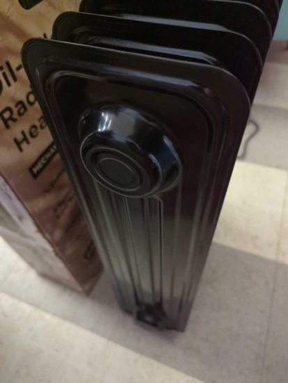 PELONIS 1,500 WATT OIL FILLED RADIANT ELECTRIC SPACE HEATER WITH THERMOSTAT, MISSING THE WHEELS,