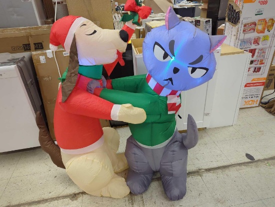 HOME ACCENTS HOLIDAY 4 FT LED CAT AND DOG MISTLETOE SCENE INFLATABLE, APPEARS TO BE USED HAS A SMALL