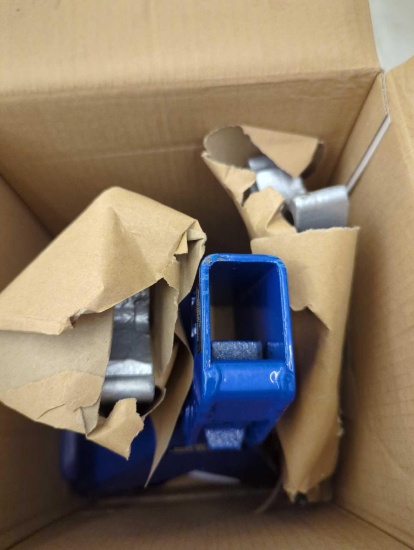 MAASDAM POW'R-PULL 3 TON CAR JACK STANDS IN BLUE, APPEARS TO BE NEW IN OPEN BOX RETAIL PRICE VALUE