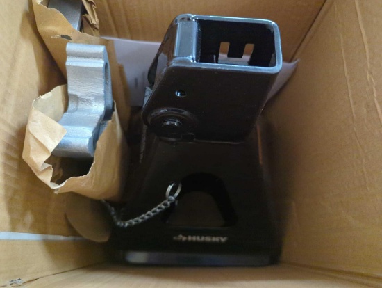 HUSKY 3 TON CAR JACK STANDS, APPEARS TO BE NEW IN OPEN BOX, RETAIL PRICE VALUE $35.00.
