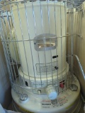 DuraHeat Portable Convection Kerosene Heater Provides 23,800 Btu's of Warmth Appears to be Used