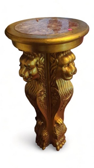 (FOY) EXQUISITE GOLDEN PEDESTAL ADORNED WITH INTRICATE CARVINGS, INCLUDING A LION'S HEAD AND FLORAL
