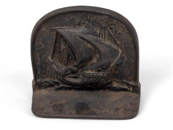 (LR) VINTAGE SNEAD AND CO. CAST IRON SAILING SHIP BOOK END. MARKED 1925. IT MEASURES APPROX. 4-1/4"
