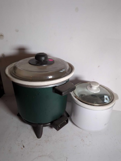 (LR)SET OF 2 CROCK POTS, DAZEY FOOTED GREEN, AND LOSTMASTER, BOTH HAVE PLUGS.