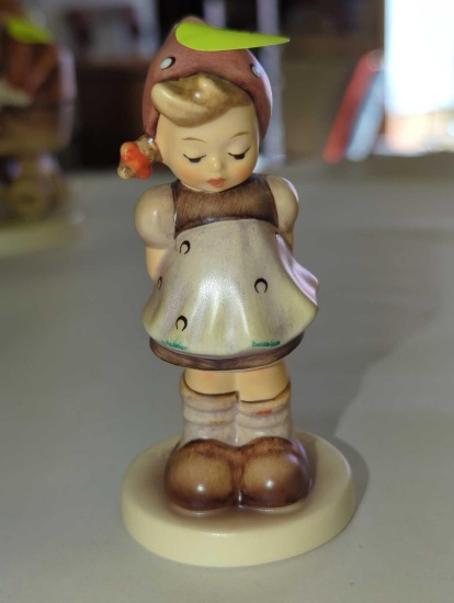 M.I. Hummel Pretty Please Little Girl Figurine, 489 1988, Measure Approximately 3.5 inches Tall