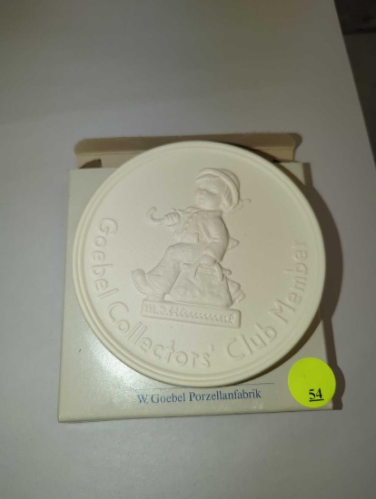 Vtg Hummel Goebel Collectors Club Member Plate "Merry Wanderer" White 1980 w/box - Collector's