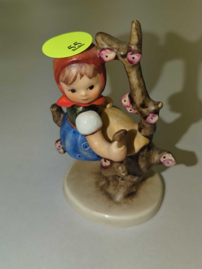 Hummel Apple Tree Girl 141 3/0, Appears to be in Excellent condition Measure Approximately 4 inches
