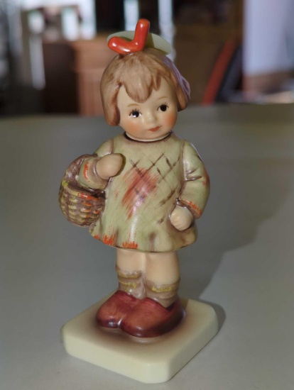 M.I. Hummel Club Goebel W.Germany Bee Mark "I Brought you a Gift " 479 Signed 89, Measure