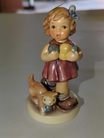 Little Knitter" Goebel Hummel Figurine #2107/B Girl, Limited Edition No. 06396 of 25.000, Retail