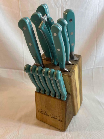 Pioneer Woman Knife Set with Butcher Block. Turquoise....