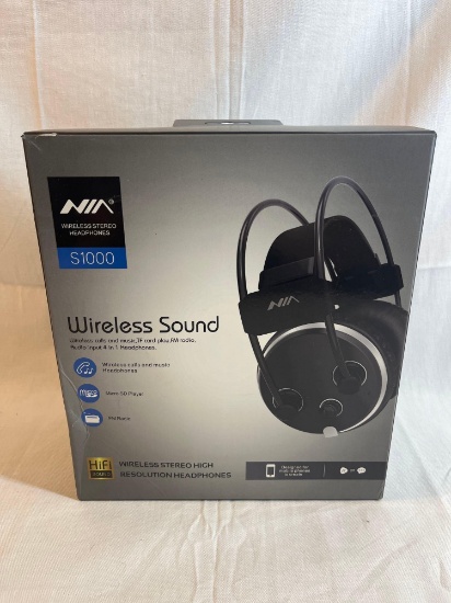 Nia Bluetooth 5.0 S1000 Over Ear Wireless Headphones 30 Hours Battery. In box.