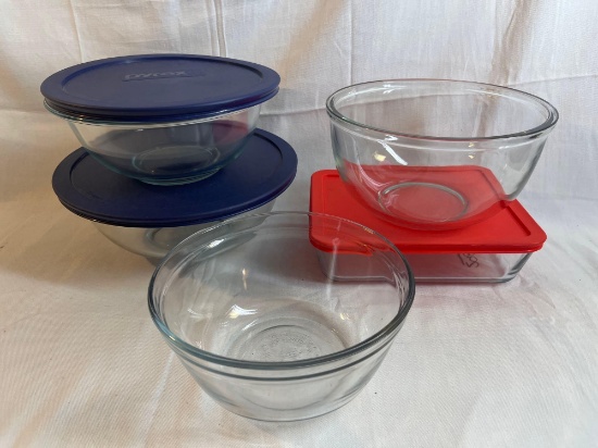 Pyrex glass bowls. Three with lids, 2 without....