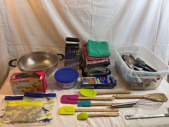 Kitchen lot: strainer, hand towels, mixing spoons, reusable bags, grater, utensils, etc.
