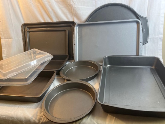 Set of nonstick baking pans. Two plastic lids.