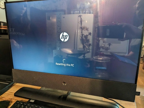 (KIT) LOT OF 4 ITEMS INCLUDING HP 24" TOUCH-SCREEN ALL-IN-ONE WITH ADJUSTABLE HEIGHT, AMD RYZEN 5,