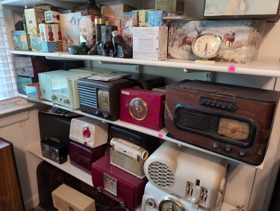 (BR2) SHELF LOT OF MISC. ANTIQUE/VINTAGE RADIOS. BRAND NAMES TO INCLUDE RCA VICTOR, BROADCAST,