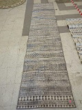 MACHINE MADE RUNNER, Gray and white 141X31