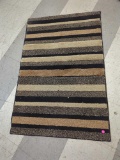 MACHINE MADE AREA RUG, BLACK, MOCHA, CREAM, APPROX 30