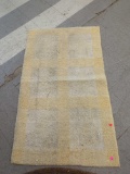 MACHINE MADE AREA RUG, WHITE AND YELLOW. 31