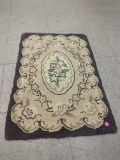 VINTAGE MACHINE MADE FLORAL AREA RUG, 19 1/4