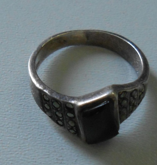 925 RING WITH BLACK ONYX STONE ALL ITEMS ARE SOLD AS IS, WHERE IS, WITH NO GUARANTEE OR WARRANTY. NO