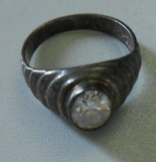 925 RING WITH CLEAR STONE ALL ITEMS ARE SOLD AS IS, WHERE IS, WITH NO GUARANTEE OR WARRANTY. NO